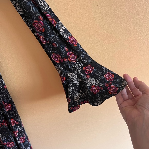 Long flare sleeve floral dress - Picture 3 of 4